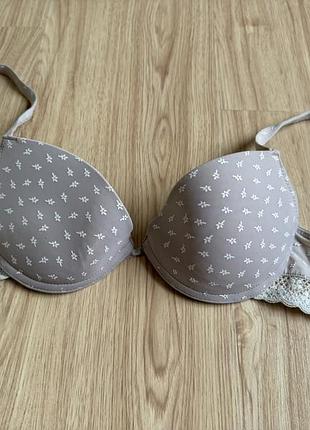 Бюстгальтер милый,та нежного цвета