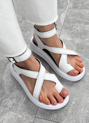 Шкіряні босоніжки через пальчик великий