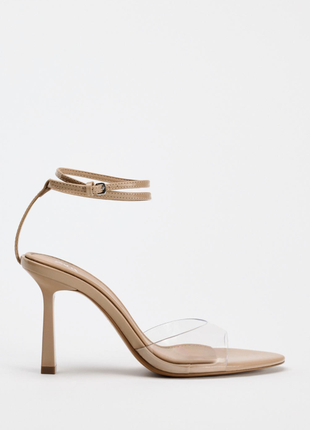Трендовые виниловые босоножки zara