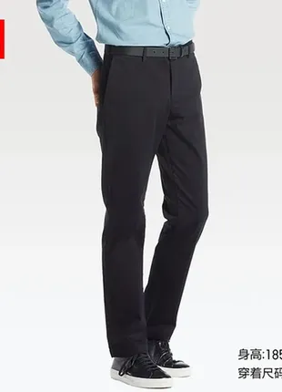 Темно синие зауженные брюки чинос от uniqlo