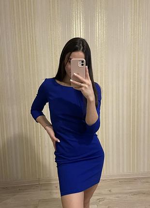 Классическое платье цвета электрик