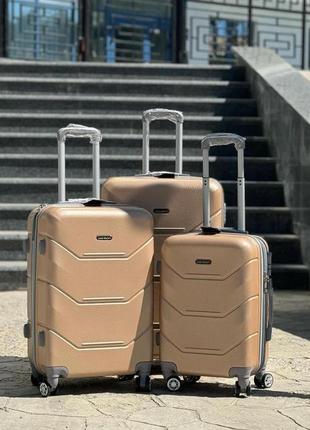 Маленький пластиковый дорожний чемодан размер s carbon черный вместительный четырехколесный чемоданчик7 фото