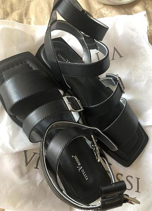 Крутезні шкіряні босоніжки2 фото