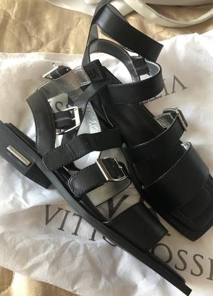 Крутезні шкіряні босоніжки3 фото