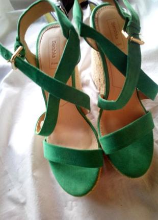 Босоножки кожаные зеленого цвета, новые,bershka 🎀
