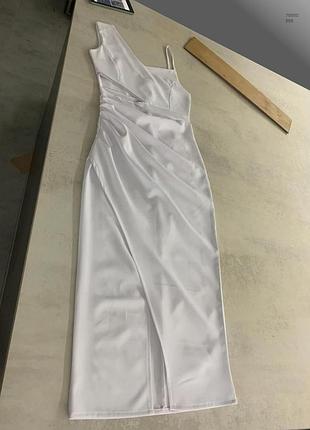 Біла сукня з розрізом на талії