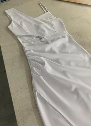 Біла сукня з розрізом на талії