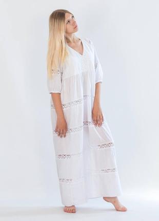 Легкое батостовое платье с кружевом