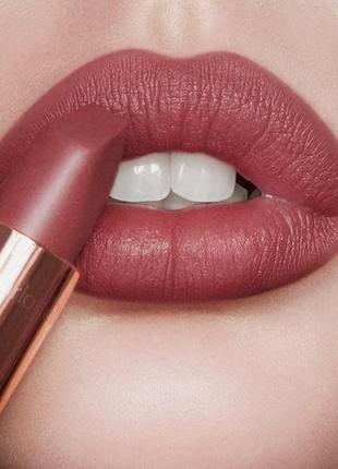 Матовая помада charlotte tilbury matte revolution pillow talk 2 medium, 3,5 г (полноразмерная)