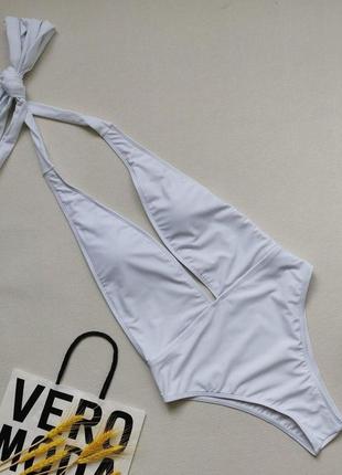 Білий купальник з кільцями