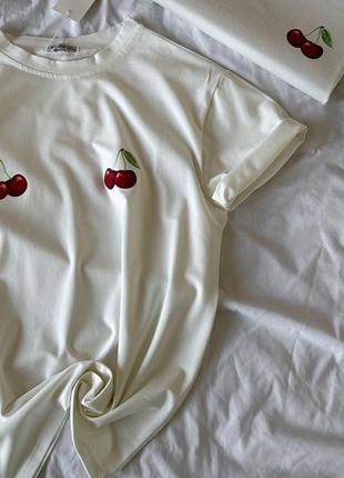 Молочна жіноча футболка оверсайз вільного крою з вишнями жіноча трендова футболка з черешнями кулір3 фото