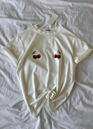 Молочна жіноча футболка оверсайз вільного крою з вишнями жіноча трендова футболка з черешнями кулір9 фото