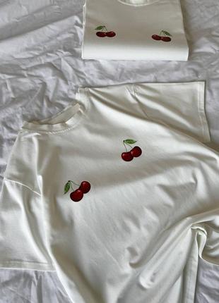 Молочна жіноча футболка оверсайз вільного крою з вишнями жіноча трендова футболка з черешнями кулір6 фото