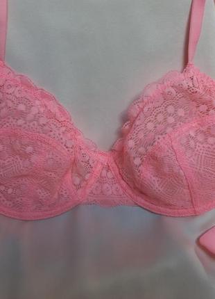 Кружевной розовый бюстгальтер