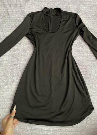 Чорна сукня з чокером та вирізом на грудях