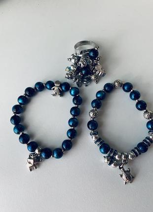 Комплект из браслетов и кольца.