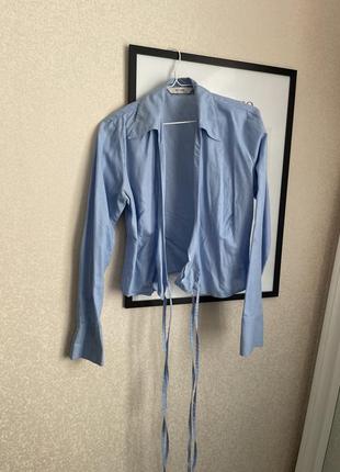 Блакитна вкорочена сорочка на запах2 фото