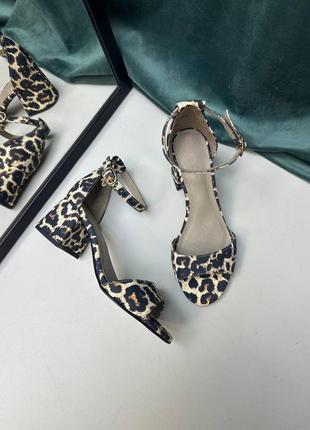 Стильные леопардовые кожаные босоножки на удобном каблуке5 фото