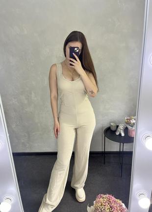 Бежевый комбинезон с открытой спинкой