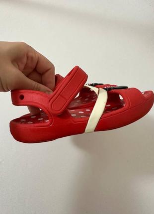 Crocs c9 17 см босоножки из микки на девочку из минни