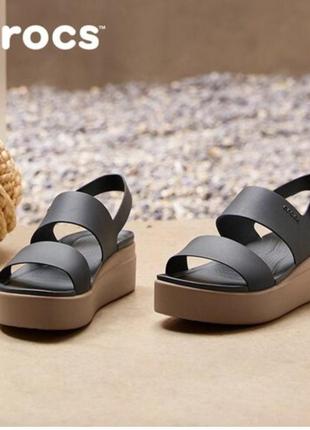 Crocs brooklyn low босоножки, сандалии женские, черный верх, бежевая подошва.