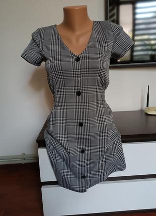 Классирующее стильное платье jennyfer, размер s.