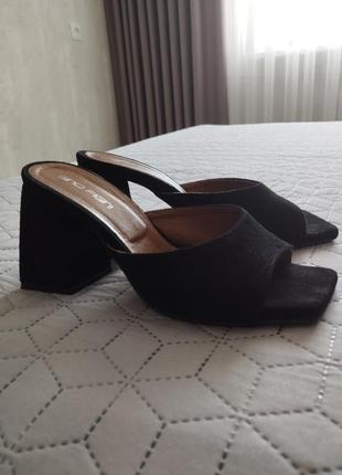 Чорні замшеві мюлі