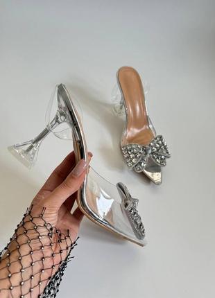 Стильные прозрачные босоножки на каблуке босоножки праздничные на каблуке прозрачные босоножки с брошью босоножки с бантиком из страз7 фото