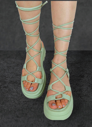 Жіночі модні босоніжки на масивній підошві на зав'язках у фісташок.