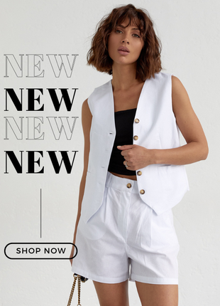 Белый костюм с шортами и жилеткой