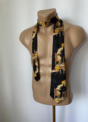 Шелковый галстук черный с картиной искусство мальчик на стуле подглядывать