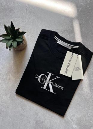 Чоловіча чорна футболка з коротким рукавом calvin klein
