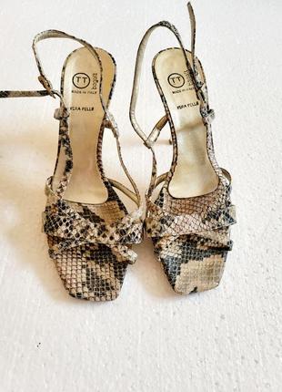 Босоніжки  італія з принтом .