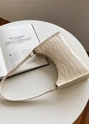 Актуальная сумочка багет.