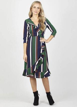 Шикарное миди-платье в полоску темно-зеленого и темно-синего цветов с модными рюшами