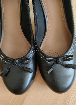 Шкіряні туфлі-човники clarks