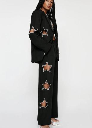 Блейзер и брюки со стразами и вырезами в виде звезд, комплект из двух предметов - черный3 фото