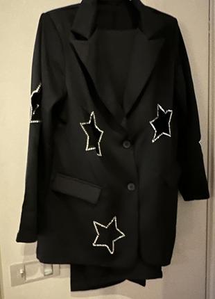 Блейзер и брюки со стразами и вырезами в виде звезд, комплект из двух предметов - черный8 фото