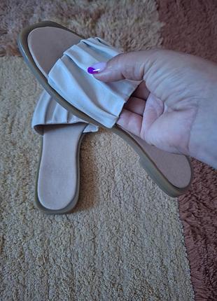 Шкіряні шльопанці