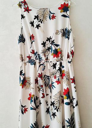 Довге біле плаття в квіти