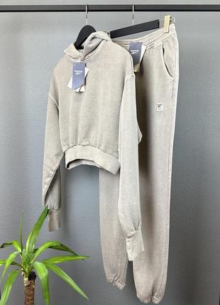 Женский костюм reebok оригинал.