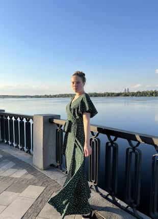 Платье темно-зеленое в белую точку, длинное на запах