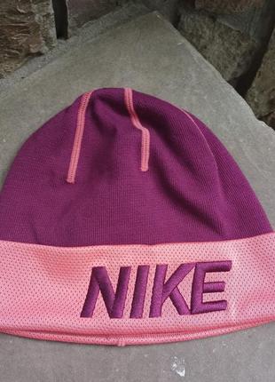 Женская вместизонная шапочка nike.