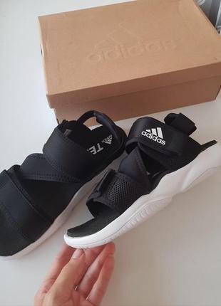 Женские босоножки adidas