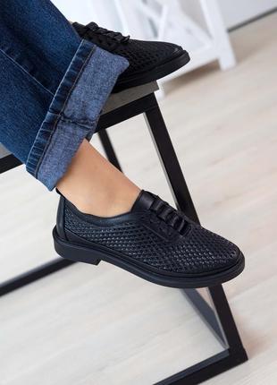 Женские кожаные мокасины со шнурками с перфорацией10 фото