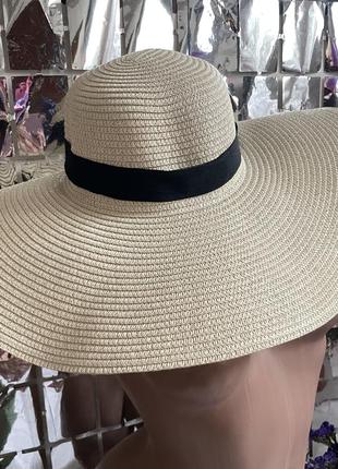 Новий капелюх жіночий на пляж