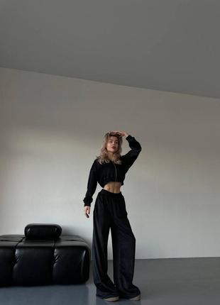 Костюм: коротка худі і штани