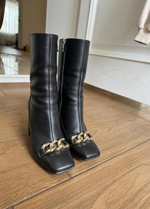 Чоботи на підборах