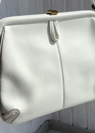 Вінтажна біла сумочка на фермуарі