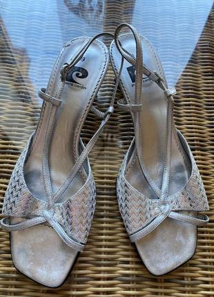 Шкіряні босоніжки на підборах pierre cardin  made in italy,